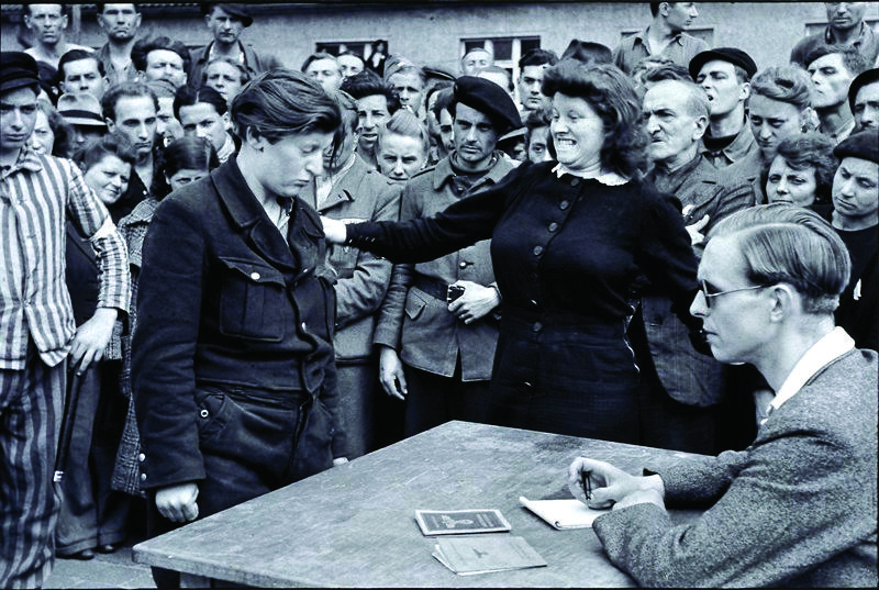 A la libération du camp de déportés, une femme reconnaît une indicatrice de la Gestapo, Dessau, Allemagne, 1945. © Henri Cartier-Bresson / Magnum Photos
