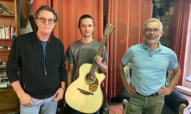 Una Calandreta, una tombòla, una guitarra e Francis Cabrel